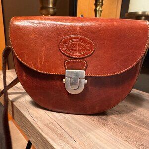 Beautiful 1980s Oroton Australia leather crossbody bag.